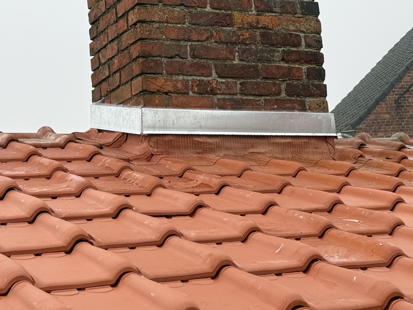 Dak met nieuwe oranje dakpannen