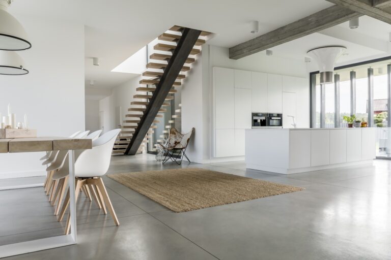 Gerenoveerde keuken in witte kleur, modern design
