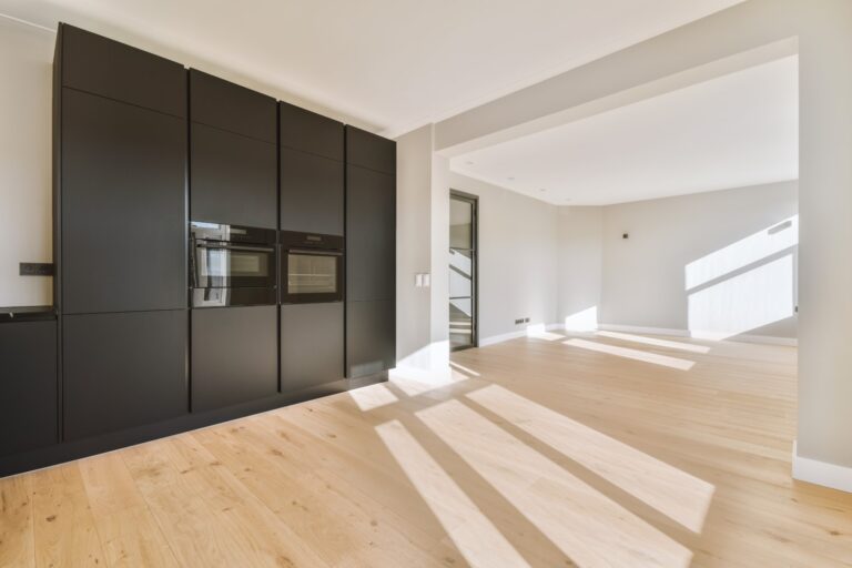 Ruime gerenoveerde ruimte met nieuwe keuken