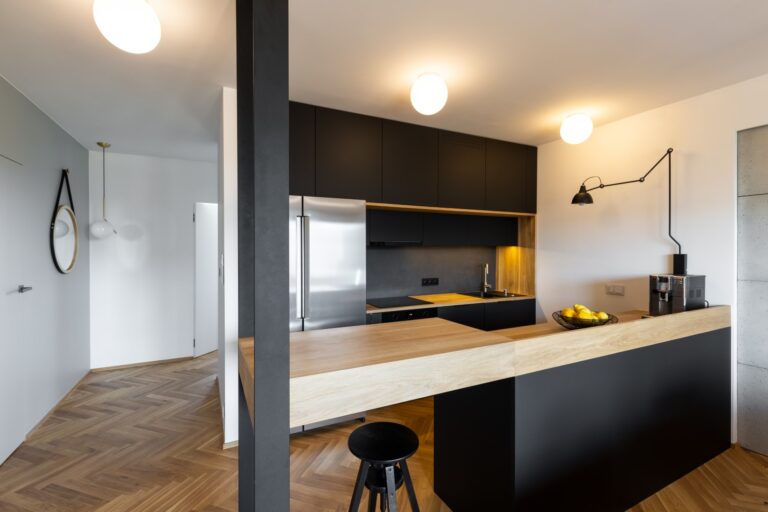 Gerenoveerde zwarte keuken met houten blad